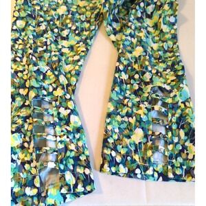 ATTYRE New York Women 12 Stretch Pull On Capri Pants Green Woodsy Print Fairy